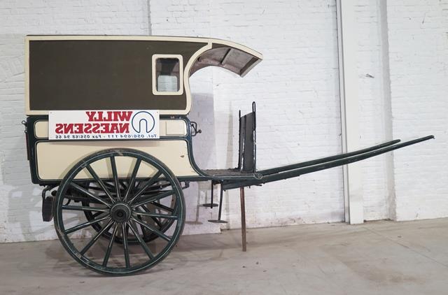 Geveerde tweewielkar met vast zijbord en afneembare kap, Karrenmuseum Essen